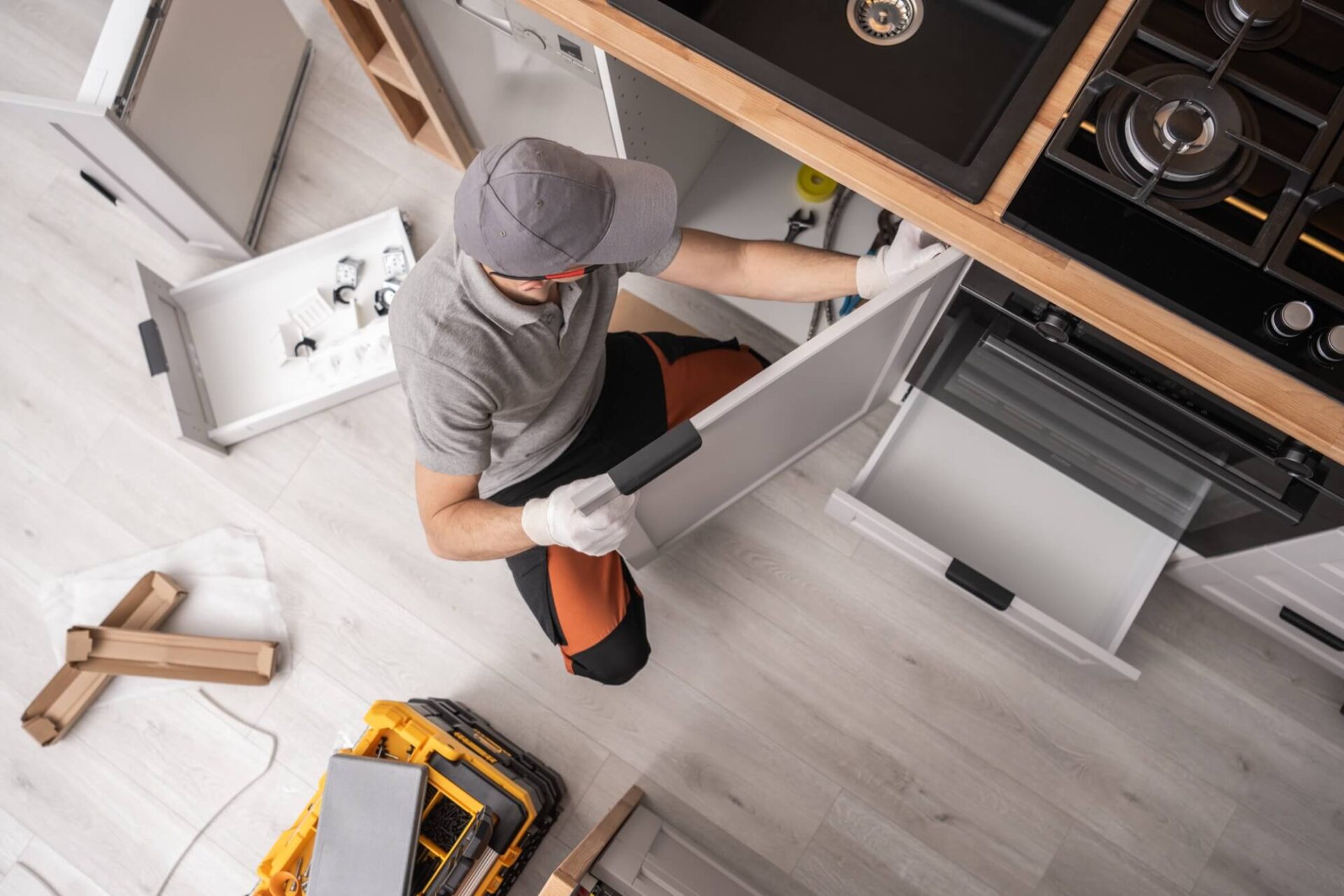 Köksrenovering i Bjuv: Installation av dörr under vasken