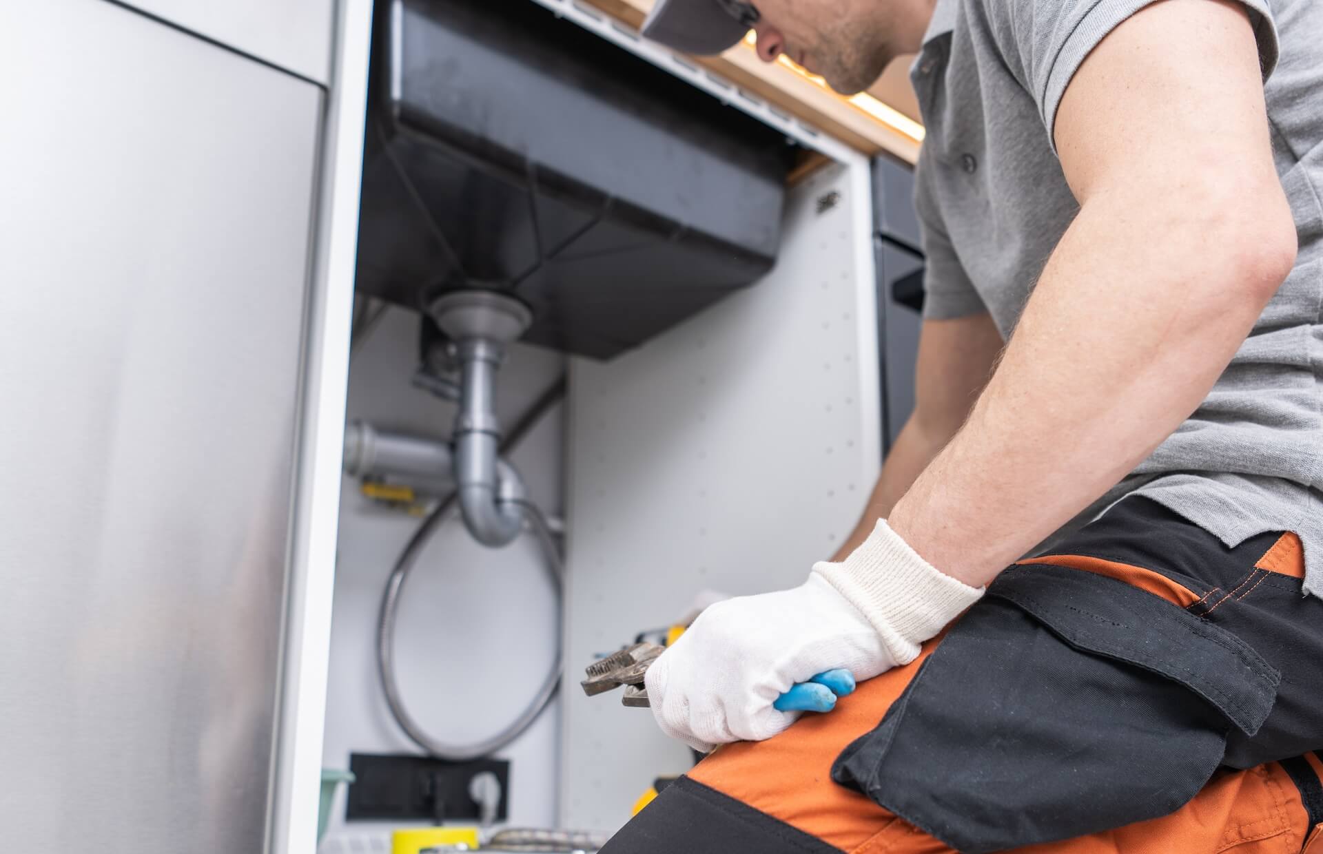 Verktyg för rörmontage vid köksrenovering i Bjuv